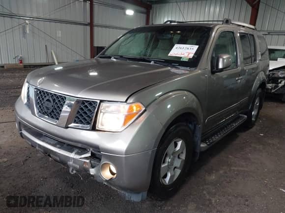 2005 Nissan Pathfinder LE z VIN 5N1AR18U55C706261, wystawiony jako IAAI lot #42612835 z przebiegiem 205 566 mil mil oraz . Historia ofert i sprzedaży dostępna na DreamBid. Obrazek 2.