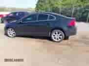 2016 Volvo S60 T5 Drive-E Premier z VIN YV126MFK8G2412344, wystawiony jako IAAI lot #42108519 z przebiegiem 129 579 mil mil oraz . Historia ofert i sprzedaży dostępna na DreamBid. Obrazek 3.
