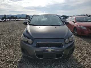 2013 Chevrolet Sonic LT z VIN 1G1JC6SB2D4127806, wystawiony jako Copart lot #84817105 z przebiegiem 139 896 mil mil oraz Czysty tytuł • Clean title. Historia ofert i sprzedaży dostępna na DreamBid. Obrazek 5.