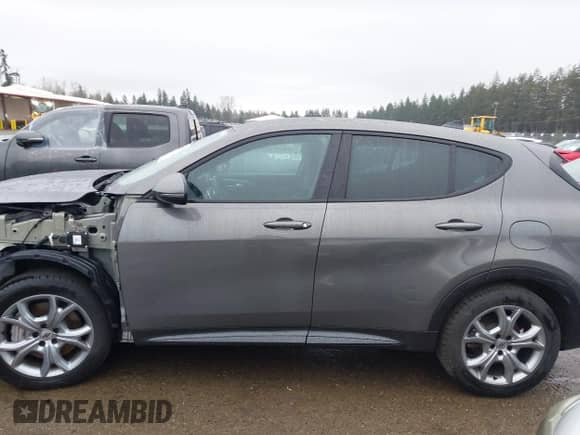 2024 Dodge Hornet R/T z VIN ZACPDFCW0R3A31673, wystawiony jako IAAI lot #41793731 z przebiegiem 21 098 mil mil oraz . Historia ofert i sprzedaży dostępna na DreamBid. Obrazek 15.