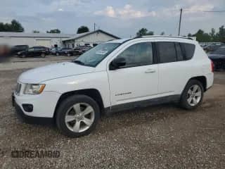 2011 Jeep Compass z VIN 1J4NT1FA5BD290521, wystawiony jako Copart lot #68497485 z przebiegiem 124 082 mil mil oraz Szkoda całkowita • Salvage title. Historia ofert i sprzedaży dostępna na DreamBid. Obrazek 1.