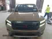 2024 Nissan Frontier SV z VIN 1N6ED1EJ7RN656324, wystawiony jako IAAI lot #42953164 z przebiegiem 12 085 mil mil oraz . Historia ofert i sprzedaży dostępna na DreamBid. Obrazek 12.