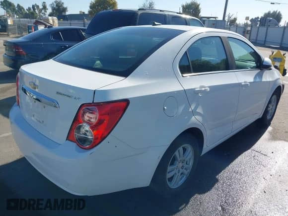 2013 Chevrolet Sonic LT z VIN 1G1JC5SG6D4248702, wystawiony jako IAAI lot #43403767 z przebiegiem 162 087 mil mil oraz . Historia ofert i sprzedaży dostępna na DreamBid. Obrazek 4.