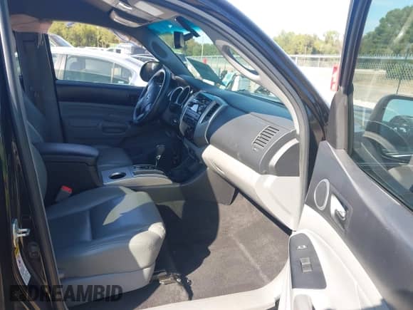 2012 Toyota Tacoma z VIN 3TMLU4EN6CM081438, wystawiony jako IAAI lot #43286888 z przebiegiem 70 313 mil mil oraz . Historia ofert i sprzedaży dostępna na DreamBid. Obrazek 5.