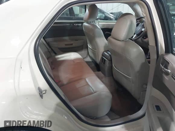 2010 Chrysler 300 Touring Signature с VIN 2C3CA5CV1AH136699, выставлен на аукционе IAAI как лот 43179075 с пробегом 169 711 миль миль и . История ставок и продаж доступна на DreamBid. Изображение 8.