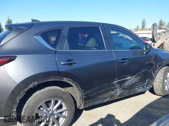 2023 Mazda CX-5 S Carbon Edition z VIN JM3KFBCM6P0143148, wystawiony jako IAAI lot #43382486 z przebiegiem 22 099 mil mil oraz . Historia ofert i sprzedaży dostępna na DreamBid. Obrazek 13.