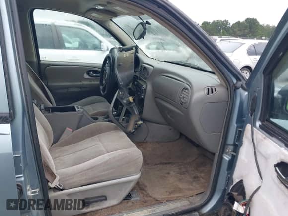 2006 Chevrolet TrailBlazer LT z VIN 1GNDS13S462338763, wystawiony jako IAAI lot #43145852 z przebiegiem 147 745 mil mil oraz . Historia ofert i sprzedaży dostępna na DreamBid. Obrazek 5.