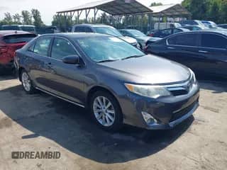 2014 Toyota Camry L z VIN 4T4BF1FK5ER393632, wystawiony jako IAAI lot #43175359 z przebiegiem 154 887 mil mil oraz . Historia ofert i sprzedaży dostępna na DreamBid. Obrazek 1.