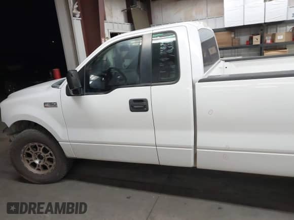 2007 Ford F-150 XL z VIN 1FTRF12W47KD12270, wystawiony jako IAAI lot #42565604 z przebiegiem 230 140 mil mil oraz . Historia ofert i sprzedaży dostępna na DreamBid. Obrazek 15.
