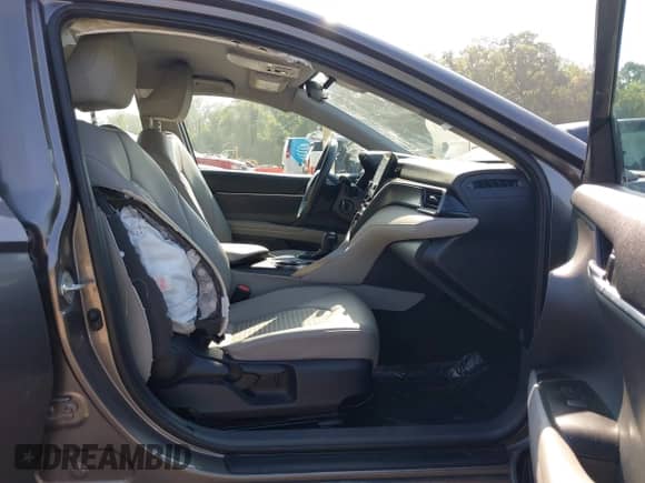 2023 Toyota Camry SE z VIN 4T1G11AK9PU094833, wystawiony jako IAAI lot #43044406 z przebiegiem 46 582 mil mil oraz . Historia ofert i sprzedaży dostępna na DreamBid. Obrazek 5.