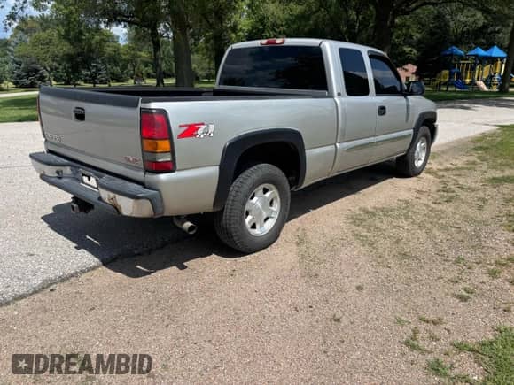 2004 GMC Sierra 1500 SLT z VIN 2GTEK19T341227163, wystawiony jako Copart lot #80357835 z przebiegiem 211 858 mil mil oraz Czysty tytuł • Clean title. Historia ofert i sprzedaży dostępna na DreamBid. Obrazek 4.