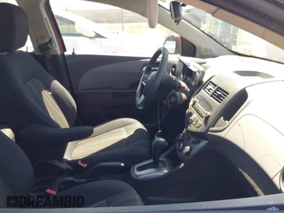 2012 Chevrolet Sonic LT с VIN 1G1JC5SH1C4159658, выставлен на аукционе IAAI как лот 42804136 с пробегом 149 692 миль миль и . История ставок и продаж доступна на DreamBid. Изображение 5.