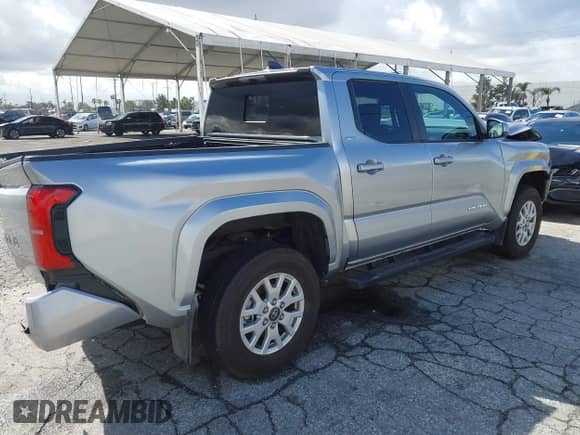 2024 Toyota Tacoma SR5 с VIN 3TMLB5JN6RM032170, выставлен на аукционе IAAI как лот 41589697 с пробегом 2 688 миль миль и . История ставок и продаж доступна на DreamBid. Изображение 4.
