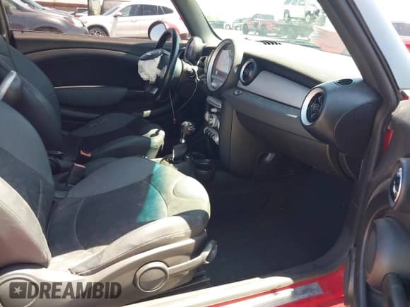 2010 MINI Hardtop with VIN WMWMF3C53ATZ64405, listed as a IAAI auction lot 42673213 with 135,765 mi miles and . Bid and sale history available at DreamBid. Image 5.