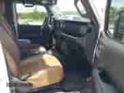 2021 Jeep Wrangler Unlimited Sahara Altitude z VIN 1C4HJXEN7MW518395, wystawiony jako IAAI lot #42484314 z przebiegiem 55 000 mil mil oraz . Historia ofert i sprzedaży dostępna na DreamBid. Obrazek 5.