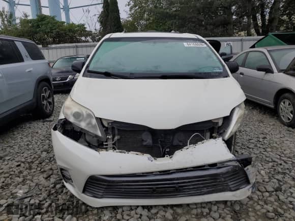2011 Toyota Sienna XLE with VIN 5TDDK3DC6BS013515, listed as a Copart auction lot 84168845 with 258,883 mi miles and Salvage title. Bid and sale history available at DreamBid. Image 5.