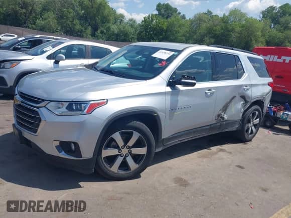 2019 Chevrolet Traverse LT z VIN 1GNEVHKW7KJ304308, wystawiony jako IAAI lot #42438755 z przebiegiem 113 634 mil mil oraz . Historia ofert i sprzedaży dostępna na DreamBid. Obrazek 2.