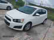 2012 Chevrolet Sonic LS z VIN 1G1JA6SHXC4129814, wystawiony jako IAAI lot #42654984 z przebiegiem 160 545 mil mil oraz . Historia ofert i sprzedaży dostępna na DreamBid. Obrazek 2.