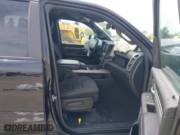 2019 Ram 1500 Big Horn z VIN 1C6RRFFG7KN702673, wystawiony jako IAAI lot #42300275 z przebiegiem 74 009 mil mil oraz . Historia ofert i sprzedaży dostępna na DreamBid. Obrazek 5.