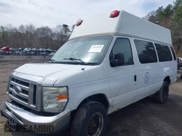 2008 Ford Econoline Cargo Commercial z VIN 1FTNS24W28DB54840, wystawiony jako IAAI lot #41966034 z przebiegiem 85 087 mil mil oraz . Historia ofert i sprzedaży dostępna na DreamBid. Obrazek 2.