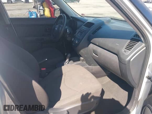 2013 Kia Soul z VIN KNDJT2A5XD7754831, wystawiony jako IAAI lot #43264341 z przebiegiem 201 375 mil mil oraz . Historia ofert i sprzedaży dostępna na DreamBid. Obrazek 5.