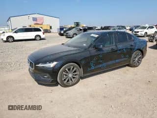 2021 Volvo S60 Momentum z VIN 7JR102FK2MG091103, wystawiony jako Copart lot #71259705 z przebiegiem 66 078 mil mil oraz Czysty tytuł • Clean title. Historia ofert i sprzedaży dostępna na DreamBid. Obrazek 1.