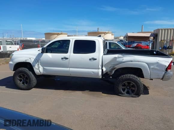 2015 Toyota Tacoma z VIN 3TMMU4FN5FM078425, wystawiony jako IAAI lot #42386390 z przebiegiem 97 113 mil mil oraz . Historia ofert i sprzedaży dostępna na DreamBid. Obrazek 14.