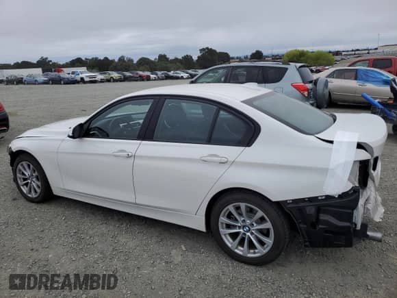 2018 BMW 3 Series 320i z VIN WBA8A9C51JAH13240, wystawiony jako Copart lot #81996385 z przebiegiem 37 876 mil mil oraz Szkoda całkowita • Salvage title. Historia ofert i sprzedaży dostępna na DreamBid. Obrazek 2.