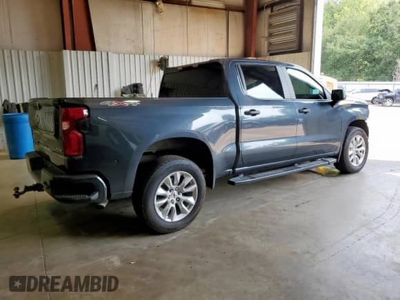 2022 Chevrolet Silverado 1500 Custom z VIN 1GCPYBEK5NZ209752, wystawiony jako Copart lot #69299255 z przebiegiem 113 761 mil mil oraz Szkoda całkowita • Salvage title. Historia ofert i sprzedaży dostępna na DreamBid. Obrazek 3.