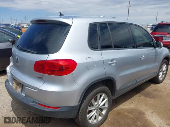 2017 Volkswagen Tiguan S с VIN WVGBV7AX6HK051108, выставлен на аукционе IAAI как лот 42451827 с пробегом 58 462 миль миль и . История ставок и продаж доступна на DreamBid. Изображение 4.