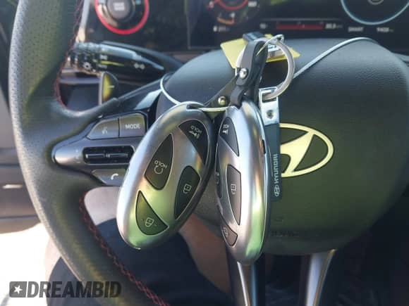 2025 Hyundai Elantra N Line z VIN KMHLR4DF8SU936559, wystawiony jako IAAI lot #43089082 z przebiegiem 9 408 mil mil oraz . Historia ofert i sprzedaży dostępna na DreamBid. Obrazek 11.