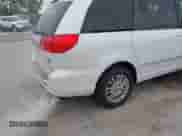 2008 Toyota Sienna XLE z VIN 5TDBK22C38S009418, wystawiony jako IAAI lot #42776858 z przebiegiem 220 139 mil mil oraz . Historia ofert i sprzedaży dostępna na DreamBid. Obrazek 6.