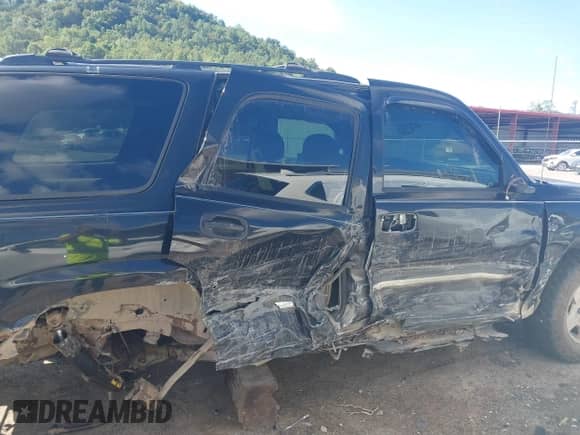 2005 Chevrolet Tahoe LS z VIN 1GNEK13T75R266119, wystawiony jako IAAI lot #43062433 z przebiegiem 200 681 mil mil oraz . Historia ofert i sprzedaży dostępna na DreamBid. Obrazek 6.