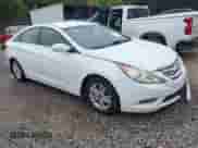 2013 Hyundai Sonata GLS z VIN 5NPEB4AC9DH735746, wystawiony jako IAAI lot #43376524 z przebiegiem 214 159 mil mil oraz . Historia ofert i sprzedaży dostępna na DreamBid. Obrazek 1.