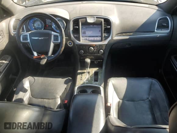 2011 Chrysler 300 C z VIN 2C3CA6CT1BH518964, wystawiony jako Copart lot #80346805 z przebiegiem 192 786 mil mil oraz Czysty tytuł • Clean title. Historia ofert i sprzedaży dostępna na DreamBid. Obrazek 8.