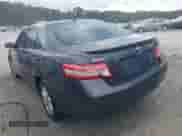 2010 Toyota Camry SE z VIN 4T1BF3EK9AU068354, wystawiony jako IAAI lot #43402560 z przebiegiem 128 702 mil mil oraz . Historia ofert i sprzedaży dostępna na DreamBid. Obrazek 3.