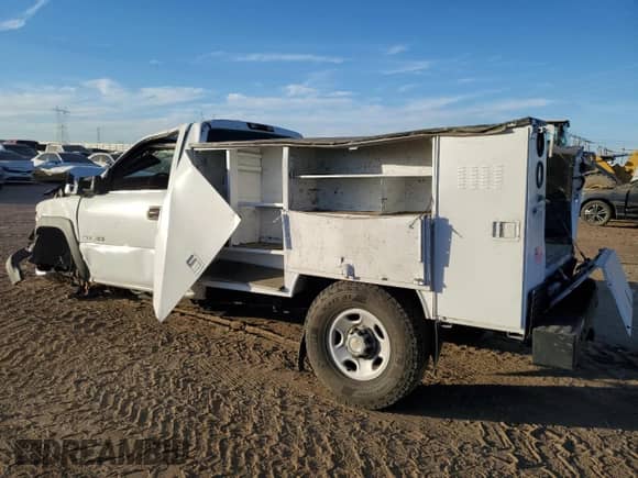 2002 Chevrolet Silverado 2500HD z VIN 1GBHC24U02E241344, wystawiony jako Copart lot #84969454 z przebiegiem 369 947 mil mil oraz Szkoda całkowita • Salvage title. Historia ofert i sprzedaży dostępna na DreamBid. Obrazek 2.