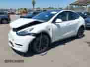 2022 Tesla Model Y Long Range z VIN 7SAYGDEE3NF413701, wystawiony jako IAAI lot #43045999 z przebiegiem 17 042 mil mil oraz . Historia ofert i sprzedaży dostępna na DreamBid. Obrazek 2.