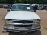 1999 Chevrolet Suburban z VIN 1GNEC16R2XJ362108, wystawiony jako IAAI lot #42973441 z przebiegiem 308 292 mil mil oraz . Historia ofert i sprzedaży dostępna na DreamBid. Obrazek 6.