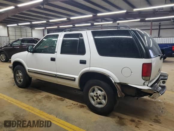1998 Chevrolet Blazer LT z VIN 1GNDT13W5W2158448, wystawiony jako Copart lot #51223255 z przebiegiem 298 952 mil mil oraz Szkoda całkowita • Salvage title. Historia ofert i sprzedaży dostępna na DreamBid. Obrazek 2.