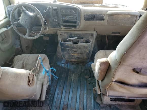 2002 Chevrolet Express z VIN 1GAGG25R521195340, wystawiony jako Copart lot #60988644 z przebiegiem Nie podano mil oraz Nie do naprawy • Non repairable. Historia ofert i sprzedaży dostępna na DreamBid. Obrazek 8.