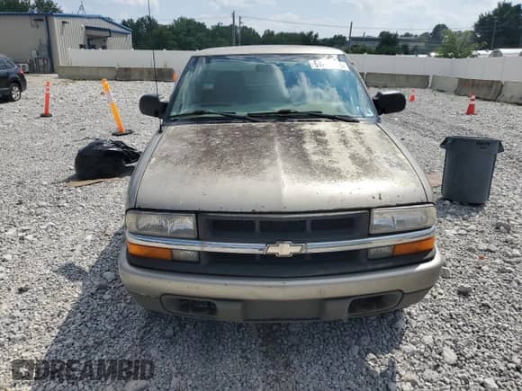 2000 Chevrolet S-10 LS z VIN 1GCDT19W0YK211706, wystawiony jako Copart lot #69227405 z przebiegiem 156 404 mil mil oraz Szkoda całkowita • Salvage title. Historia ofert i sprzedaży dostępna na DreamBid. Obrazek 5.