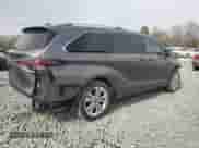 2024 Toyota Sienna Platinum z VIN 5TDERKEC7RS222510, wystawiony jako Copart lot #50896995 z przebiegiem 7 270 mil mil oraz Szkoda całkowita • Salvage title. Historia ofert i sprzedaży dostępna na DreamBid. Obrazek 3.