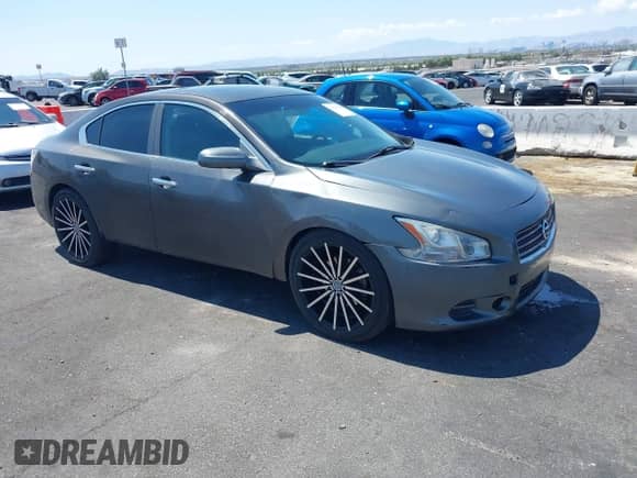 2014 Nissan Maxima S z VIN 1N4AA5AP4EC905900, wystawiony jako IAAI lot #43124050 z przebiegiem 115 628 mil mil oraz . Historia ofert i sprzedaży dostępna na DreamBid. Obrazek 1.