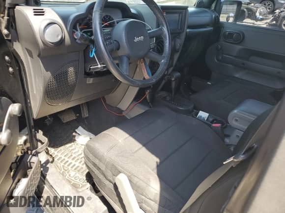 2007 Jeep Wrangler Sahara z VIN 1J4FA54157L212192, wystawiony jako Copart lot #63062135 z przebiegiem 146 048 mil mil oraz Szkoda całkowita • Salvage title. Historia ofert i sprzedaży dostępna na DreamBid. Obrazek 8.