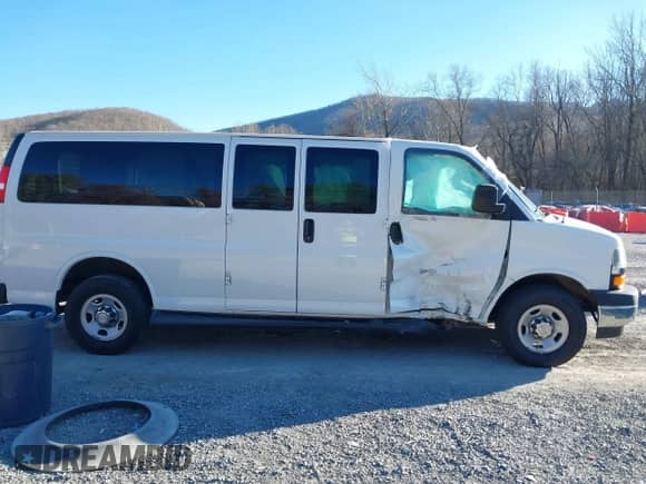 2020 Chevrolet Express Passenger LT z VIN 1GAZGPFG4L1209801, wystawiony jako IAAI lot #40992985 z przebiegiem 96 647 mil mil oraz . Historia ofert i sprzedaży dostępna na DreamBid. Obrazek 13.