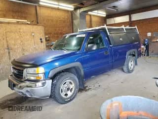 2003 GMC Sierra 1500 SLE z VIN 1GTEK14V33Z206988, wystawiony jako Copart lot #65412525 z przebiegiem 209 061 mil mil oraz Czysty tytuł • Clean title. Historia ofert i sprzedaży dostępna na DreamBid. Obrazek 1.