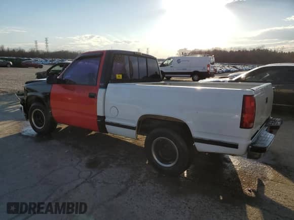 1989 GMC Sierra 1500 z VIN 1GTDC14K9KZ511666, wystawiony jako Copart lot #46428775 z przebiegiem 138 400 mil mil oraz Szkoda całkowita • Salvage title. Historia ofert i sprzedaży dostępna na DreamBid. Obrazek 2.
