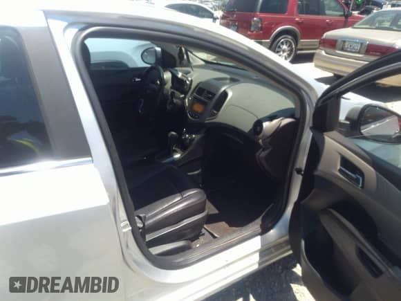 2013 Chevrolet Sonic LTZ z VIN 1G1JE5SB4D4244159, wystawiony jako IAAI lot #42278628 z przebiegiem 145 110 mil mil oraz . Historia ofert i sprzedaży dostępna na DreamBid. Obrazek 5.
