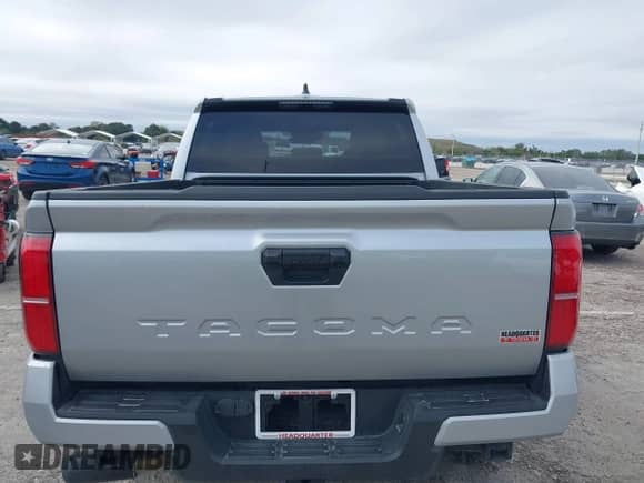 2024 Toyota Tacoma SR5 z VIN 3TMKB5FN0RM013747, wystawiony jako IAAI lot #41411768 z przebiegiem 7 906 mil mil oraz . Historia ofert i sprzedaży dostępna na DreamBid. Obrazek 16.